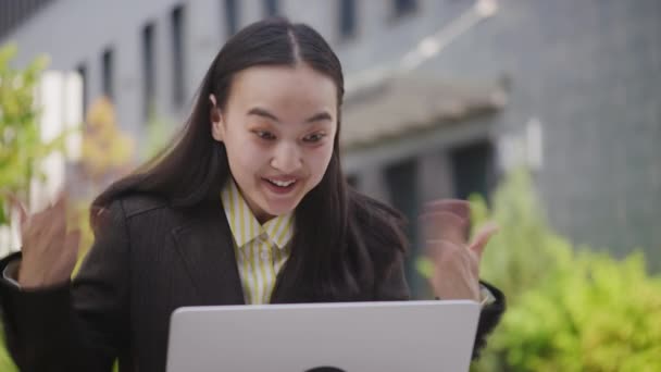 Azjatka Jest Zbyt Podekscytowana Czytając Dobre Wieści Laptopie Wesoła Bizneswoman — Wideo stockowe