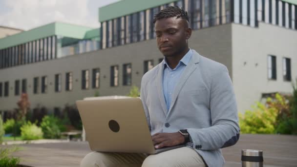Black Businessman Lider Huvudvärk Utanför Överarbetad Man Har Migrän Som — Stockvideo