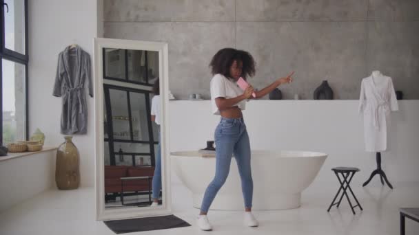 Jeune Femme Adulte Amuser Dans Salle Bain Positif Noir Femme — Video
