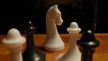 Satranç tahtasındaki Macro Dolly Shot. Satranç tahtasındaki Siyah ve Beyaz Satranç Parçaları. 4K