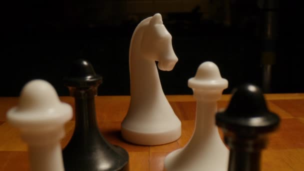Macro Dolly Shot Chess Pieces Tabuleiro Xadrez Pedaços Xadrez Preto — Vídeo de Stock