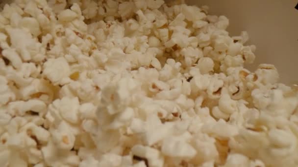 Popcorn Macro Probe Lens Dolly Shot Hidasliikkeinen Popcornikamera Pöydällä — kuvapankkivideo