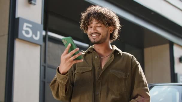 男子持有铬钥匙手机在相机 商人站在外面 展示手机绿色屏幕 — 图库视频影像
