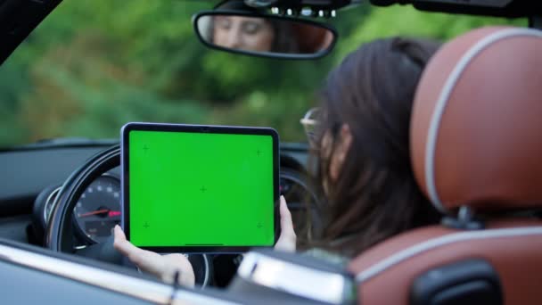 持绿色屏风平板电脑的妇女坐在可换车内 卡车司机中使用彩色钥匙小玩意的女司机 — 图库视频影像
