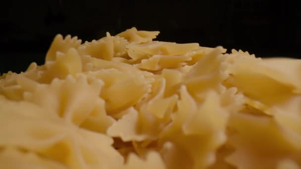 Pasta Cruda Farfalle Tavola Dolly Shot Macro — Video Stock