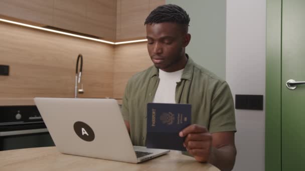 Homme Noir Travaillant Avec Document Passeport Aide Ordinateur Portable Homme — Video