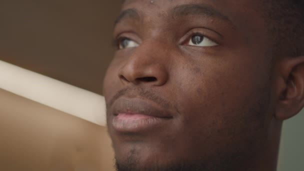 Černoch Otvírá Oči Zblízka Afroameričan Usmívá Stranu — Stock video