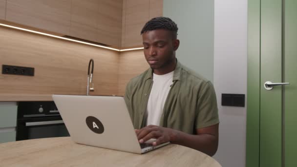 Svart Affärsman Som Arbetar Online Hemma Koncentrerad Afroamerikansk Man Med — Stockvideo
