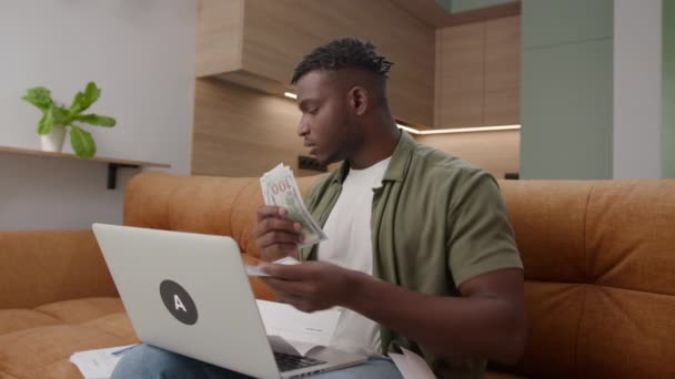Black Man Tellen Dollars Beheren Van Financiën Thuis Afro Amerikaanse — Stockvideo