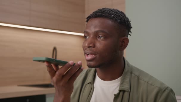 Siyah Adam Cep Telefonuyla Sesli Mesaj Kaydediyor Yaşlardaki Bir Adam — Stok video