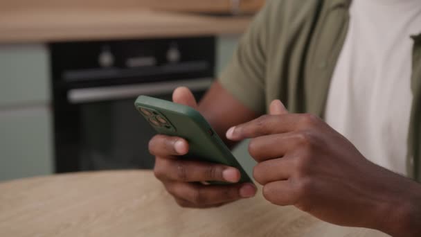 Sorte Hænder Rulning Ved Hjælp Mobiltelefon Ikke Genkendt Mand Browsing – Stock-video