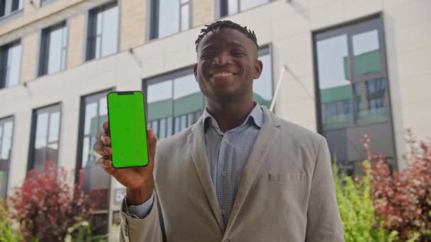 Afrikai Amerikai Üzletember Okostelefon Zöld Képernyő Megjelenítése Kamerában Egy Fekete — Stock videók
