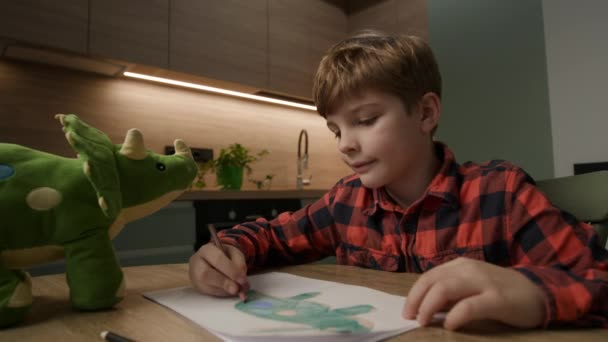 Niño Años Dibuja Alegremente Juguete Favorito Dinosaurio Con Pinceladas Coloridas — Vídeo de stock