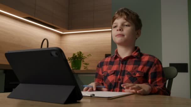 Ребенок Участвует Онлайн Уроке Используя Планшетный Компьютер Дома Перфект Электронного — стоковое видео