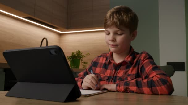 Kid Menulis Dan Berkomunikasi Dengan Tablet Selama Pelajaran Rumah Yang — Stok Video