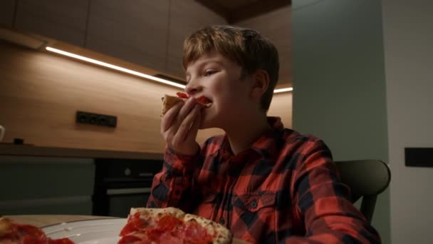 Anak Menikmati Sepotong Pizza Lezat Sementara Asyik Komputer Tablet Sempurna — Stok Video
