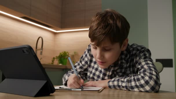 Ragazzo Con Autismo Scrive Con Attenzione Mentre Usa Tablet Illustra — Video Stock