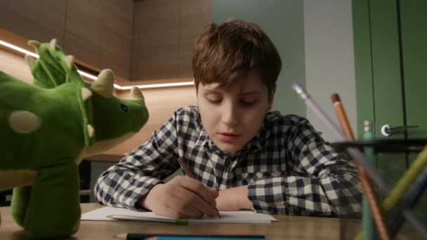 Ребенок Аутизмом Оживляет Творчество Рисуя Яркую Картину Заветной Игрушки Динозавров — стоковое видео