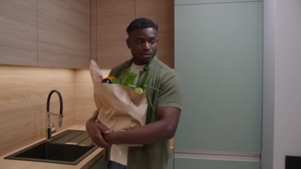 Omul Negru Aduce Alimente Acasă Plasându Pricepere Frigider Privire Asupra — Videoclip de stoc