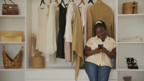 Donna Nera Che Utilizza Smartphone Seduto Casa Sovrappeso Africano Femmina — Video Stock