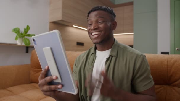 Uomo Afroamericano Degli Anni Impegna Una Videochiamata Utilizzando Tablet Casa — Video Stock