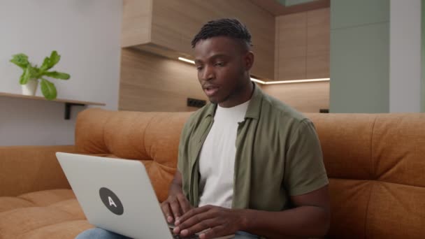 一个黑人男人在笔记本电脑上看到令人振奋的消息 在舒适的家中沐浴时的正面感受 日常生活中的一个积极和庆祝时刻 — 图库视频影像