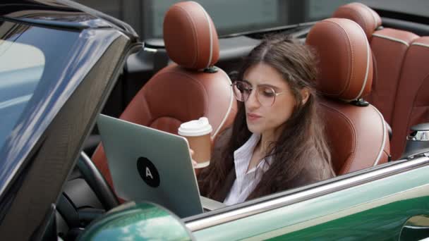 Geschäftsfrau Arbeitet Online Laptop Und Trinkt Kaffee Auto Fahrerin Mit — Stockvideo