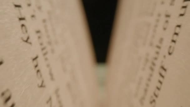 Макро Камера Рухається Всередині Книг Впритул Англійські Тексти Аркушах Книг — стокове відео