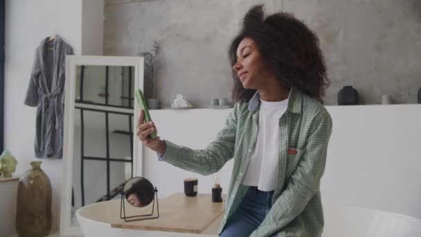 Afroamerykanka Rozmawia Przez Telefon Siedząc Łazience Nowoczesna Scena Domowej Łączności — Wideo stockowe