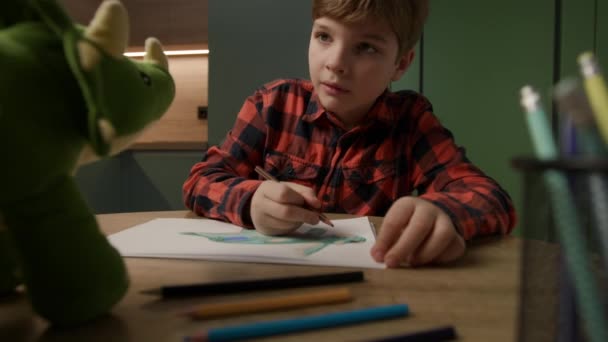Zažijte Kouzlo Jako Osmiletý Chlapec Kreslí Dinosaura Doma Ruční Kamerou — Stock video
