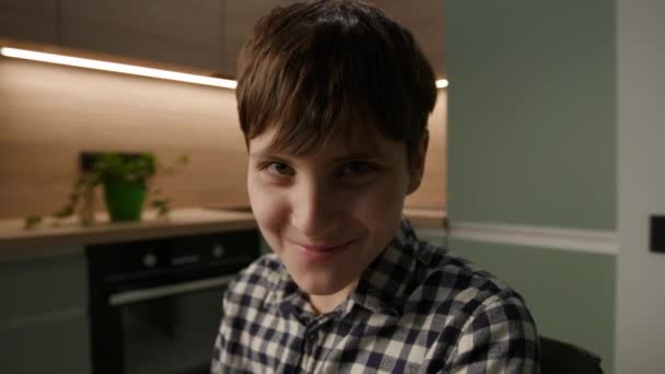 Närbild Årig Pojke Med Autism Idealisk För Att Främja Förståelse — Stockvideo
