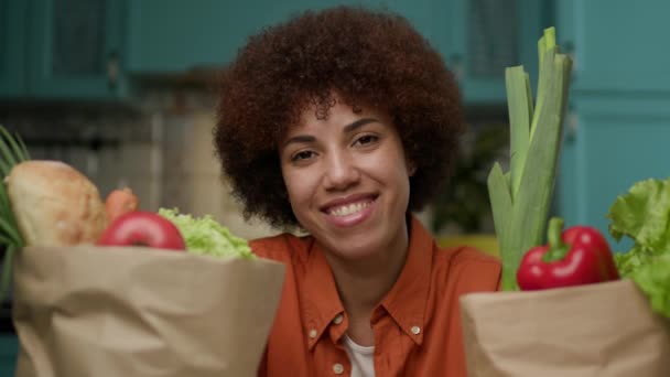 여성은 식료품 가방을 일상적인 실수의 기쁨을 포착합니다 생활의 즐거운 — 비디오