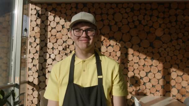 Radiante Positividad Trabajador Café Con Neurodiversidad Ofrece Una Sonrisa Cálida — Vídeo de stock