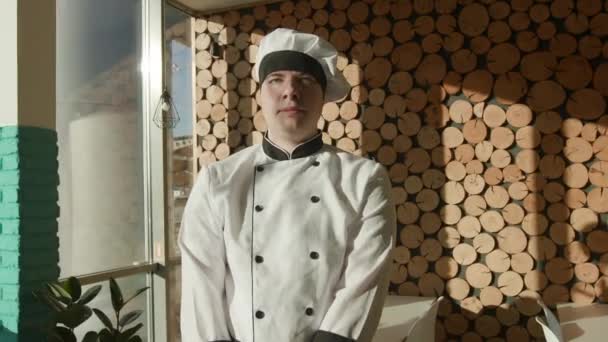 Bucătar Încântător Își Împărtășește Căldura Zâmbet Strălucitor Invitându Lumea Culinară — Videoclip de stoc