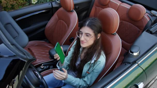 Driver Showing Green Screen Cellphone Duduk Convertible Car Wanita Memegang — Stok Video