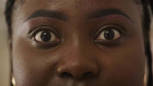 Černé Oči Otevírají Usmívající Africká Žena Hledící Kamery Napůl Ženská — Stock video