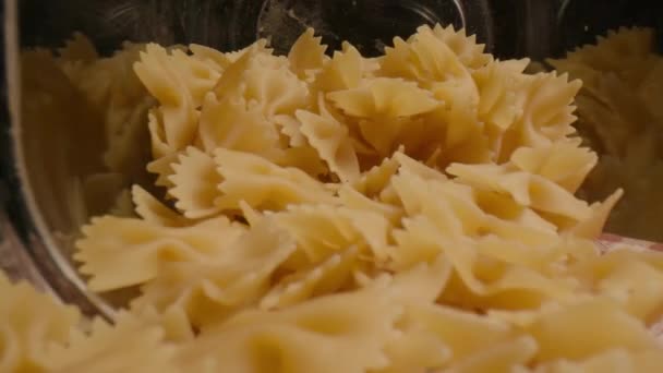 Pasta Farfalle Cruda Sobre Mesa Dolly Disparó Macro — Vídeos de Stock