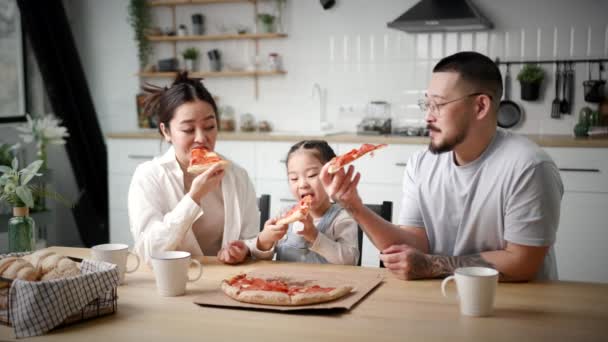 Asijské Rodinné Dluhopisy Vynikající Pizza Večeře Doma Srdečný Okamžik Sounáležitosti — Stock video