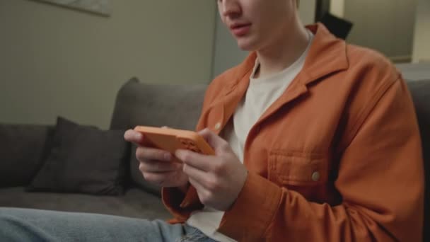 Man Playing Video Game Menggunakan Ponsel Close Pria Dengan Smartphone — Stok Video