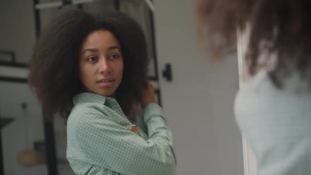 Afro Amerikalı Bir Kadın Banyoda Dikilip Aynadaki Yansımasına Hayran Kalırken — Stok video