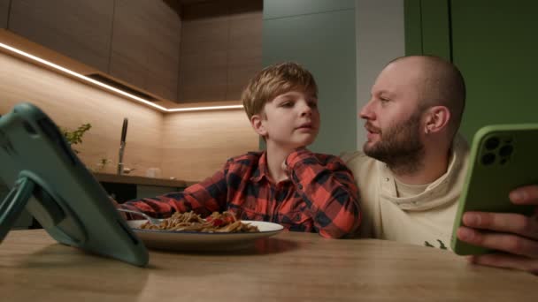 Inmitten Einer Mahlzeit Verbinden Sich Vater Und Sohn Über Gadgets — Stockvideo