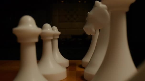 Захватив Точность Макро Кукла Наносит Удар Белым Шахматным Фигурам Иллюстрируя — стоковое видео