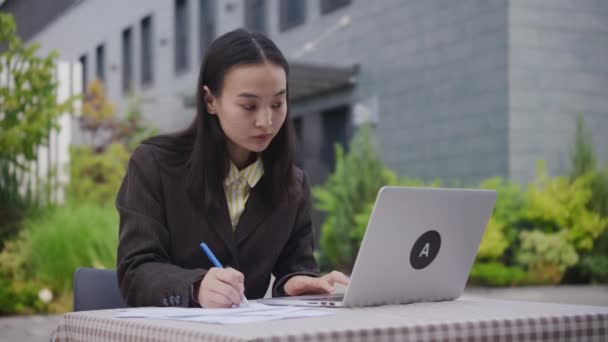 Asiatische Geschäftsfrau Signiert Dokumente Laptop Unternehmerin Erledigt Büroarbeit Café Draußen — Stockvideo