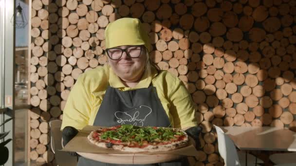 Cafe Εργαζόμενος Σύνδρομο Παρουσιάζει Θερμά Πίτσα Γιορτάζει Την Ένταξη Και — Αρχείο Βίντεο