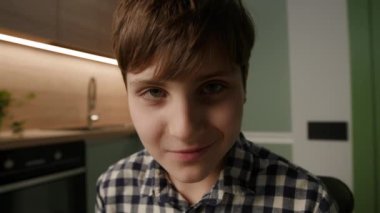 12 yaşındaki bir çocuğun portresi onun özünü yansıtıyor, rahatlığı, masumiyeti ve gençlik cazibesini yansıtıyor.