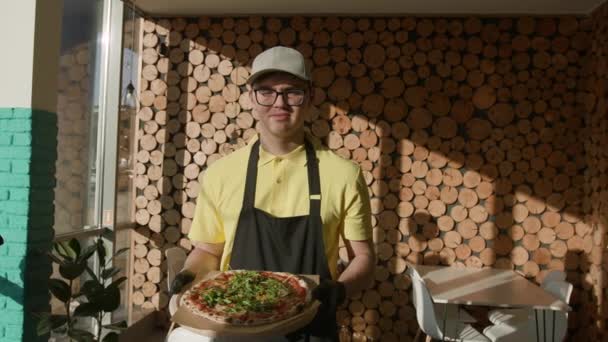 Přijetí Inkluzivity Kavárenský Pracovník Neurodiverzitou Drží Pizzu Zdůrazňující Rozmanitost Kulinářském — Stock video