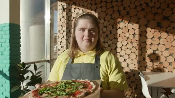 Kavárna Pracovník Downovým Syndromem Hrdě Představuje Pizzu Ztělesňující Začlenění Kulinářské — Stock video