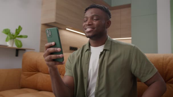 Hombre Afroamericano Comunica Línea Sosteniendo Teléfono Móvil Para Conversación Virtual — Vídeos de Stock