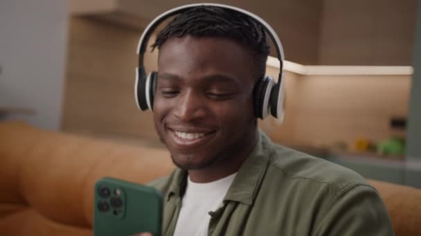 Мить Радості Чорного Чоловіка Коли Він Слухає Музику Через Навушники — стокове відео