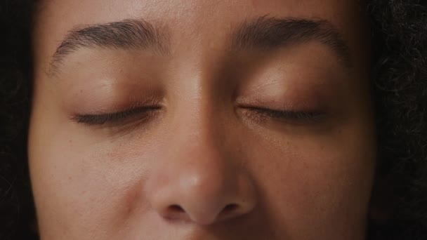 Чорні Жінки Очі Відкриваються Впритул Кілометровий — стокове відео